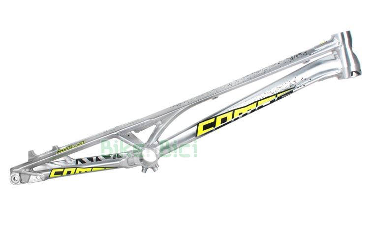 FRAME TRIAL COMAS KALA 1008 mm 20 INCHES DISC BRAKE - Frame Comas Kala for 20 inches bikes. Made in high quality 6061-T6 aluminium. For Postmount disc brake systems. Available in 1008 mm of length. Finished in polished with Comas graphics in yellow fluor. 1695 grams of weight.