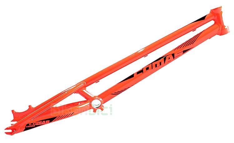 FRAME TRIAL COMAS ENTRY 1008 mm 20 INCHES DISC BRAKE - Frame Comas Entry for 20 inches bikes. Made in high quality 6061-T6 aluminium. For PostMount disc brake systems. Available in 1008 mm of length. Finished in orange fluor colour with Comas graphics in black. 1450 grams of weight.