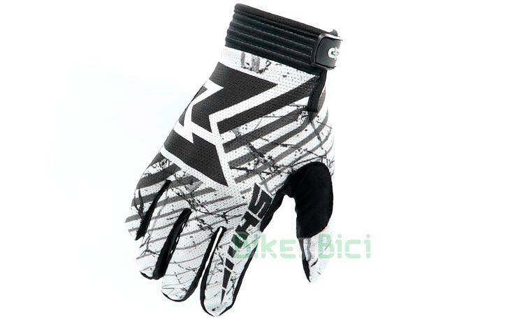 GUANTES TRIAL COMAS RACE BLANCO - Guantes ultra ligeros y ergonmicos de la marca Comas, modelo Race. Palma muy suave para un perfecto agarre. Parte superior en malla elstica. Refuerzo en el arco de los dedos pulgar e ndice. Cierre por velcro en correa de goma inyectada y ajuste elstico. Acabados en color blanco y negro. 35 gramos de peso (pareja talla M).