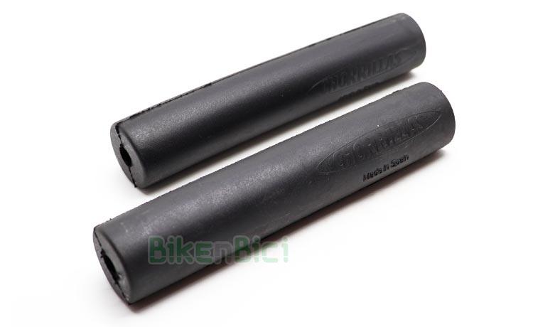 RUBBER GRIPS CHORRILLAS TRIALS - Rubber grips from Chorrillas brand specially designed for Trials. High grip rubber. Totally flat finished for maximum comfort while riding. 2 mm wide. 128 mm of total long. Closed grip end. 44 grams of weight (pair).