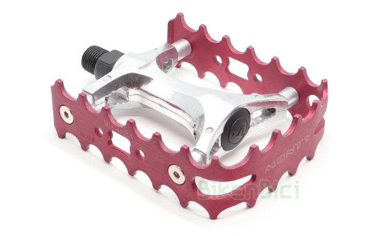 PEDALS MONTY ALUMINIUM SIMPLE CAGE RED - Simple cage pedals made in high quality aluminium. Pedal axle made in steel alloy. Pedal cage made in aluminium 7075-T6.  Compatible with all trial bicycles in the market. 9/16