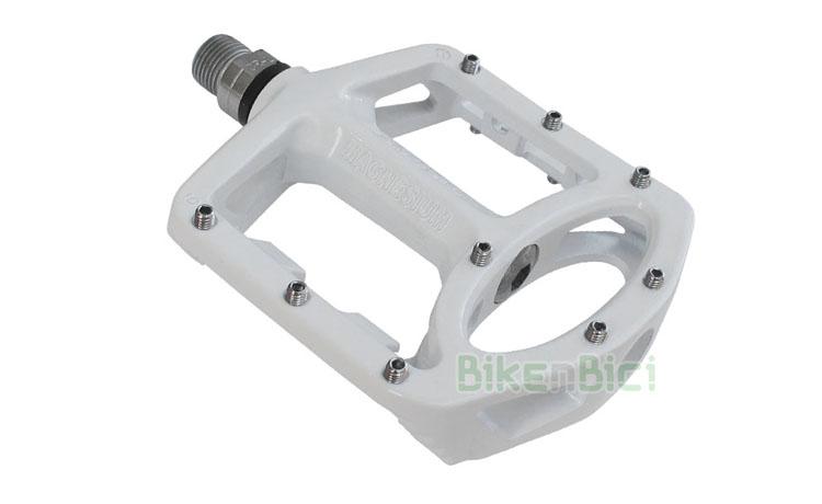 PEDALS WELLGO PLATFORM MG1 MAGNESIUM - Platform pedals from Wellgo brand. Pedal body made in magnesium and chrome-moly axle. 9/16 inch axle threat. 9 pins in each platform (removable and replaceable in case of wear. Platform 100x92mm of surface. Body 22mm thickness. White finished. 366 grams of weight (pair).