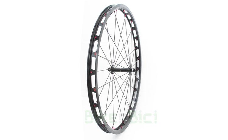 WHEEL TRIAL CLEAN PRO FRONT 26 INCHES RIM BRAKE - Front wheel Clean for 26 inches bicycles. This wheel is composed by Clean X3 100mm rim brake hub, Clean PRO black rim, steel 1.8mm black spokes and aluminium red nipples. Sealed bearings for smooth and precise turn. 28 spokes. For 26 inches tires. Total weight of 686 grams (including all screws and spacers needed).